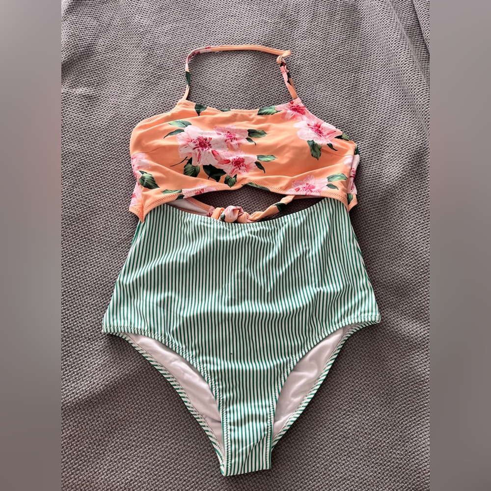 Cupshe women’s bathing suit. Never worn, still has the underwear liner.